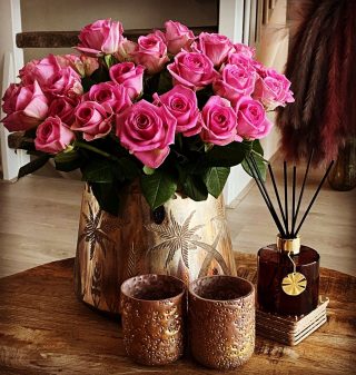 “Decorating golden rule: Live with what you love.” #photooftheday #instagood #love #styleinspo #decorinspo #luxury #gold #roses #interiordesign #styling #decoration #losangeles #amsterdam #livingbyamanda