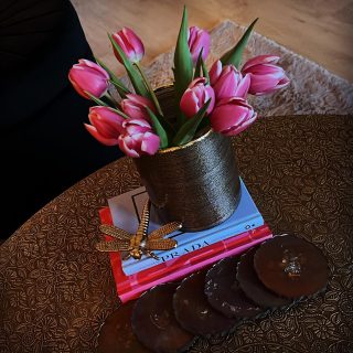 #tabledecor #house #interior #interiorstyling #interieurstyling #prada #tulips #dutchflowers #pink #blue #gold #butterfly
